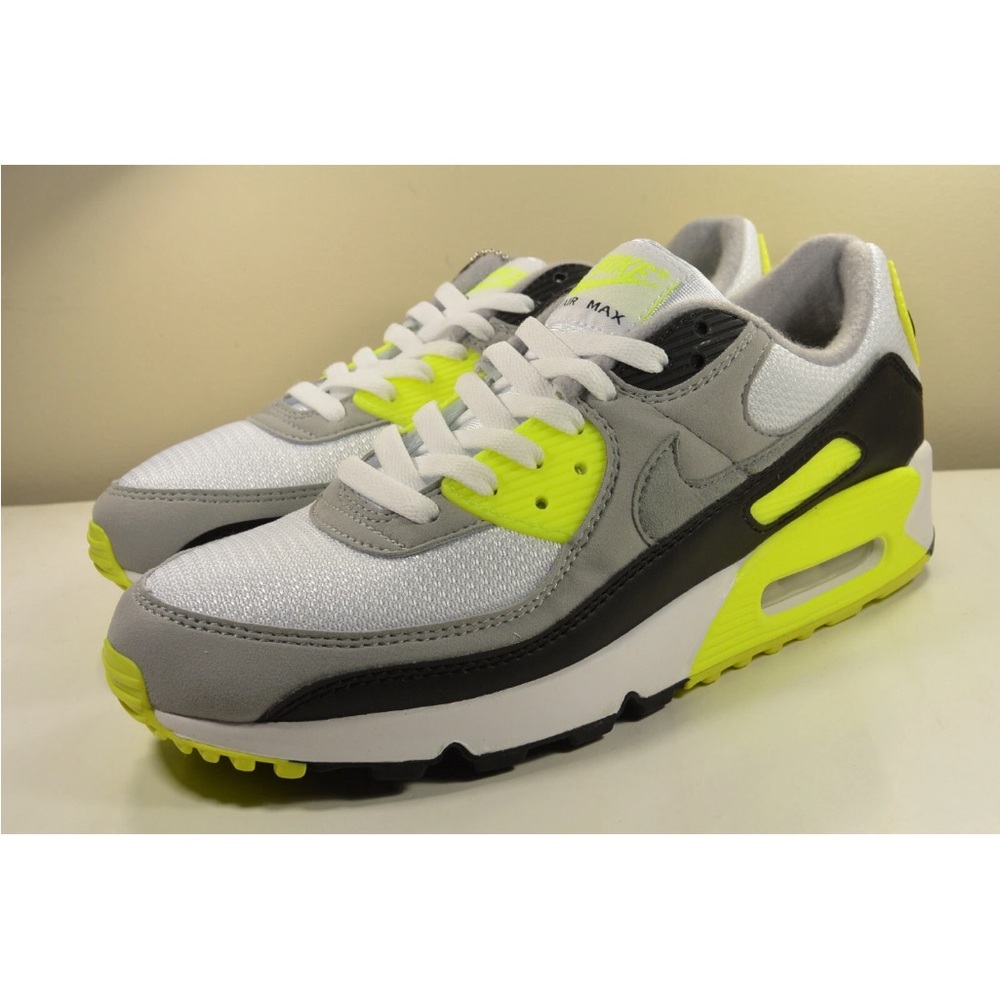 Nike Air Max 90 Volt Size 9 Shoes
Brand New, with box